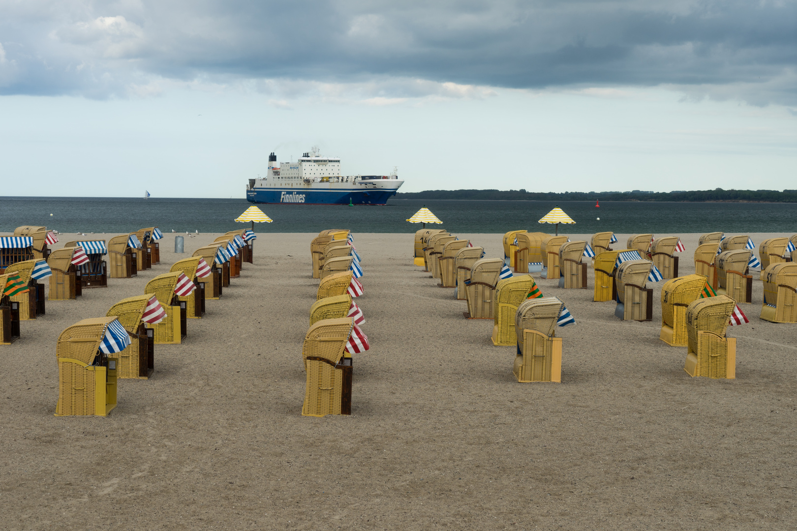 Gepflegter Sandstrand - mit imposanten Bildern.