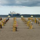 Gepflegter Sandstrand - mit imposanten Bildern.