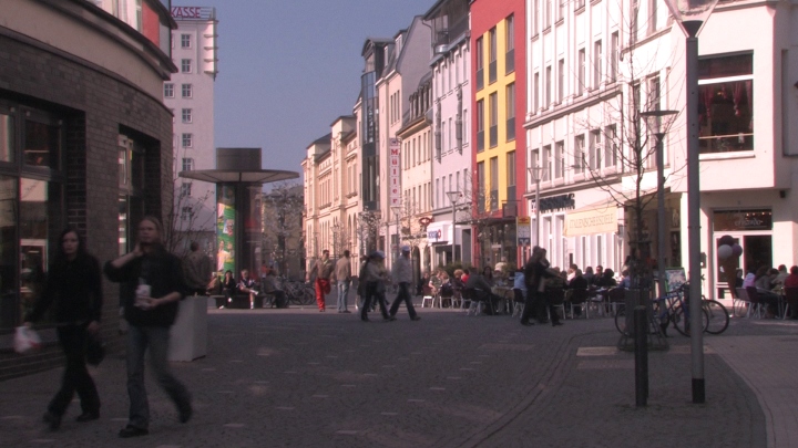 Gera - Schloßstraße mit voll besetzter Eisdiele