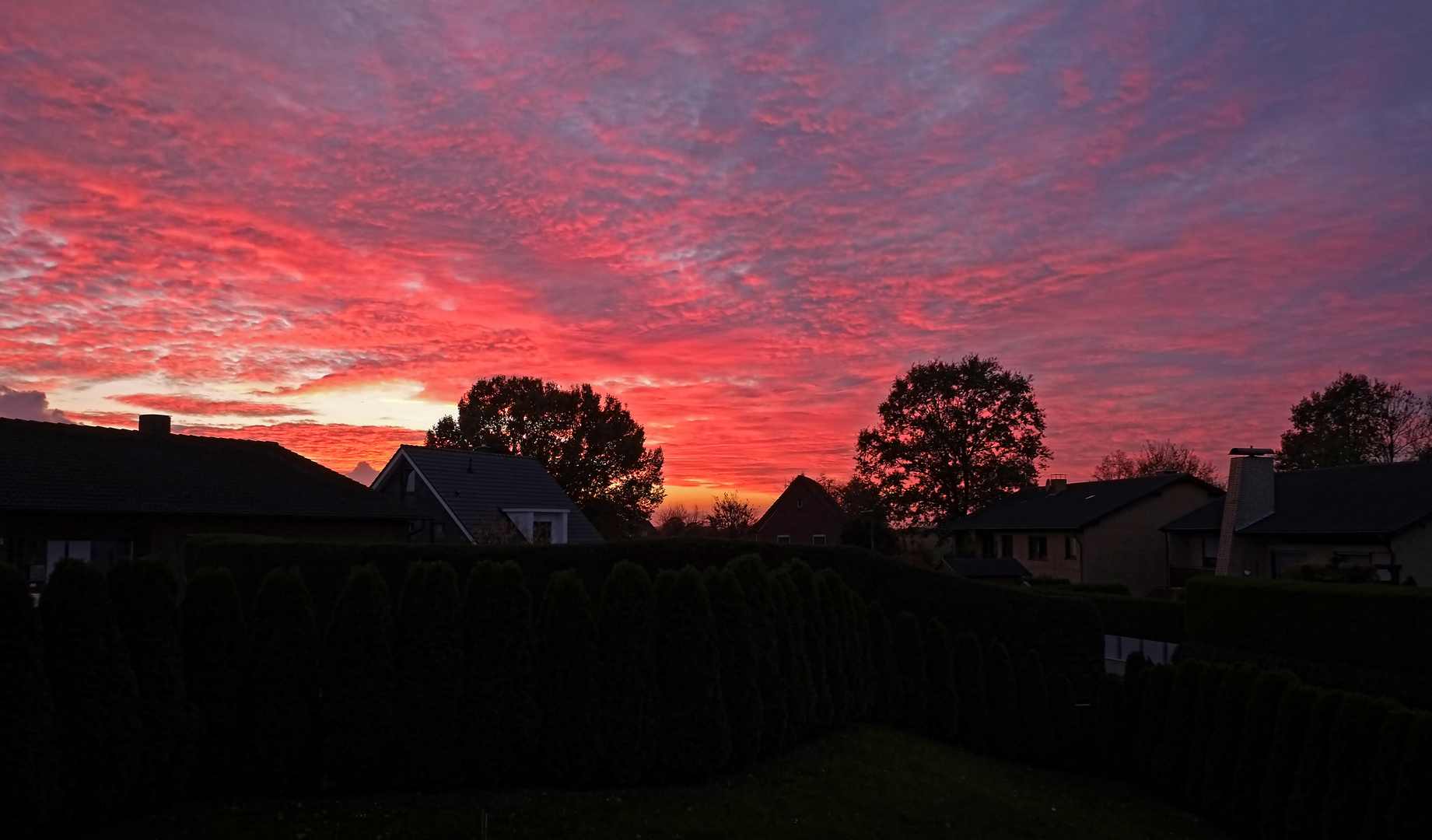 Gerade eben (17:20) brennt bei uns in Bockum-Hövel der westliche Abendhimmel