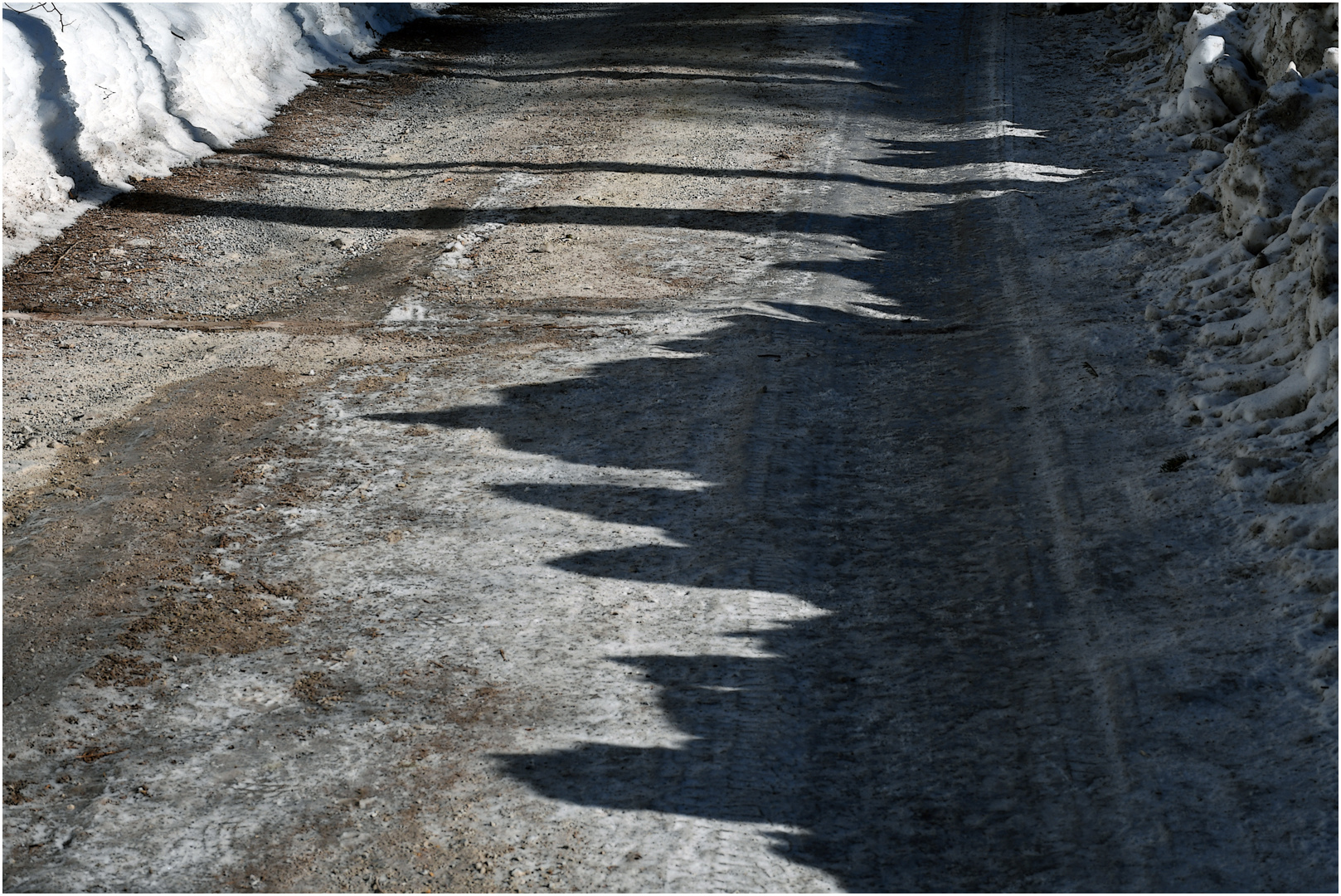 Geräumter Weg im Kaisertal mit Schatten-Bergen