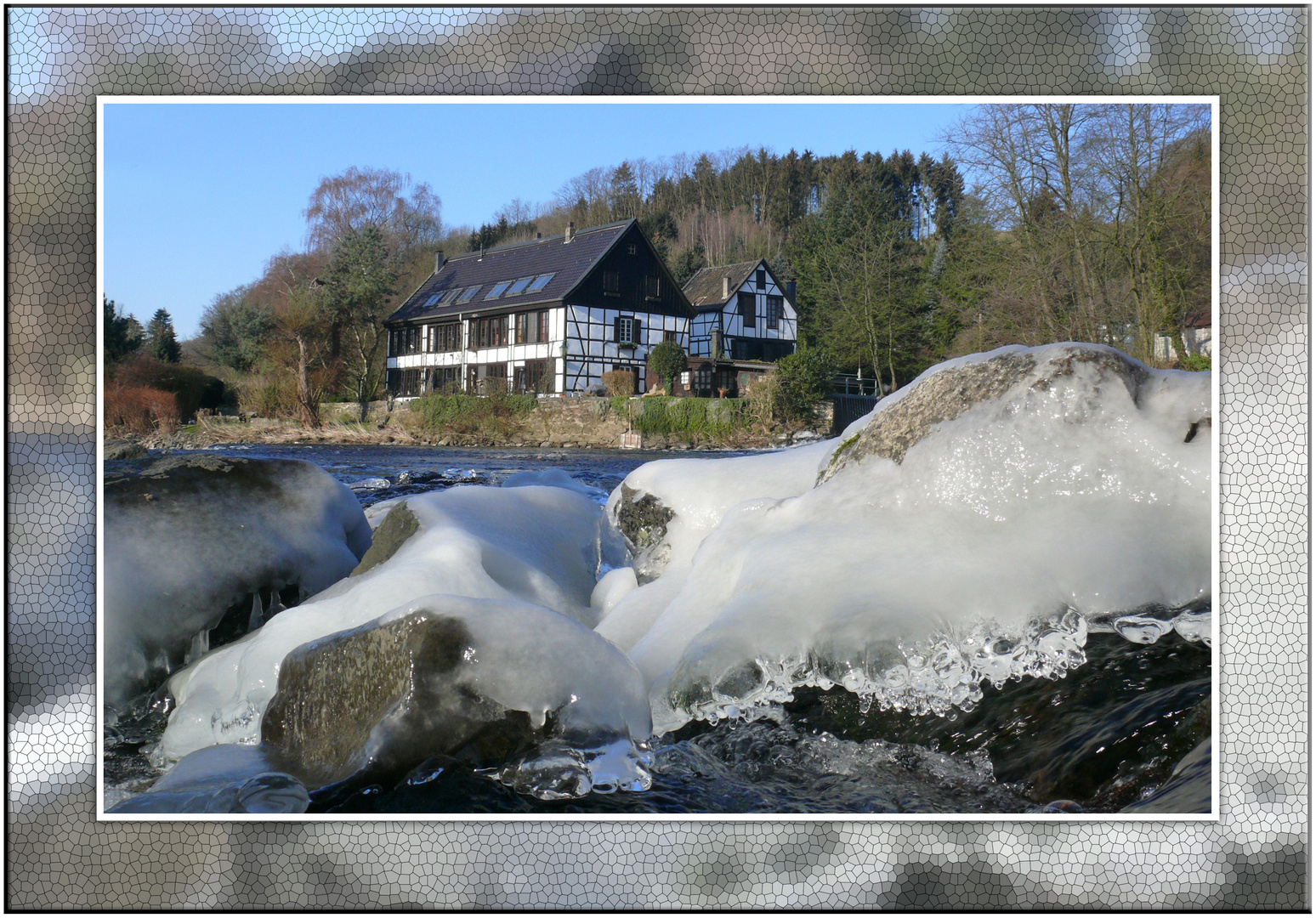 Gerahmter Blick über die Wupper auf den "Wipperkotten"