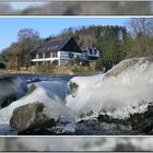 Gerahmter Blick über die Wupper auf den "Wipperkotten"