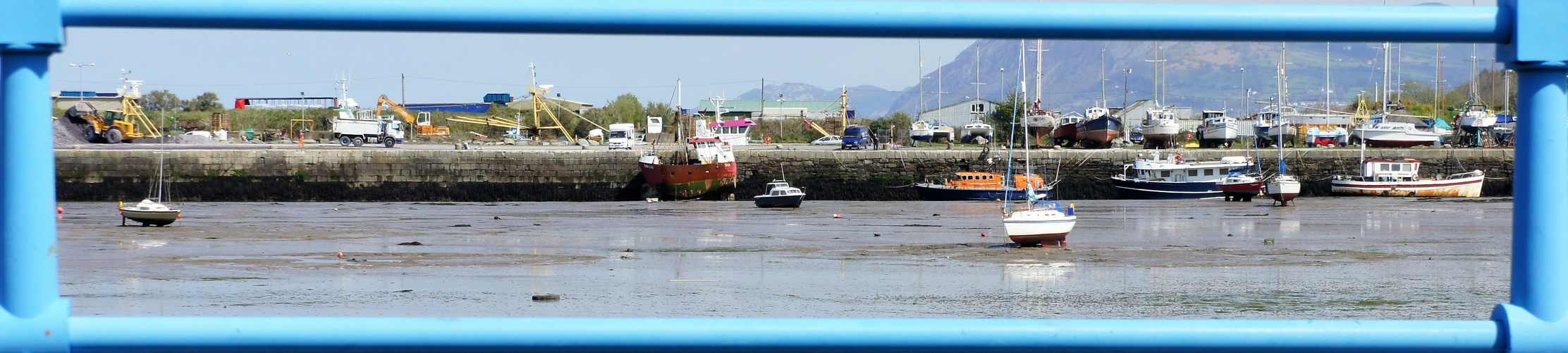 Gerahmtes Hafenpanorama bei Ebbe