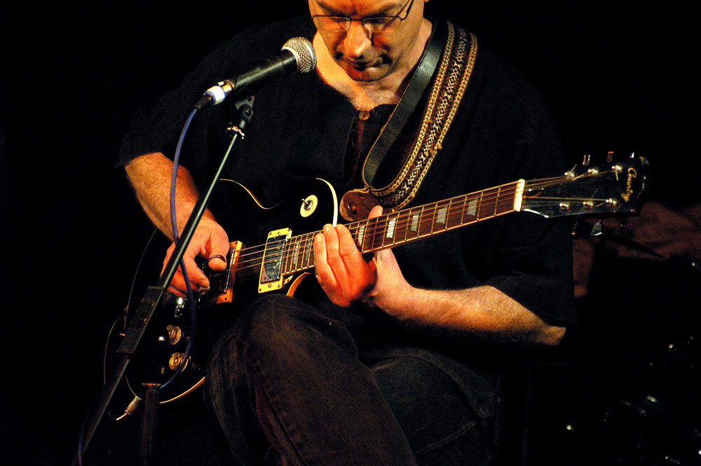 Gérard,chanteur et guitariste de Phill Defer's Blues Band au Satin Doll