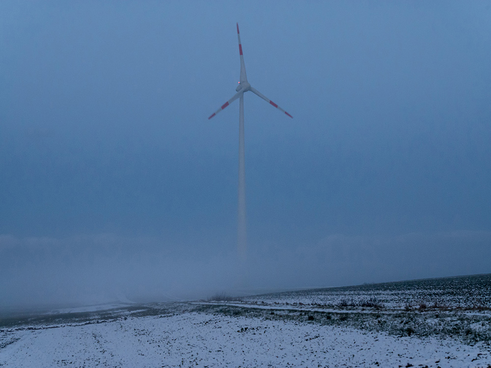 Gerhard Rausch: Windkraftanlage im Nebel