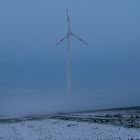 Gerhard Rausch: Windkraftanlage im Nebel