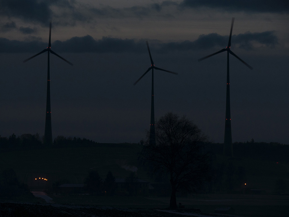 Gerhard Rausch: Windkraftanlagen bei Nacht