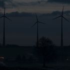 Gerhard Rausch: Windkraftanlagen bei Nacht