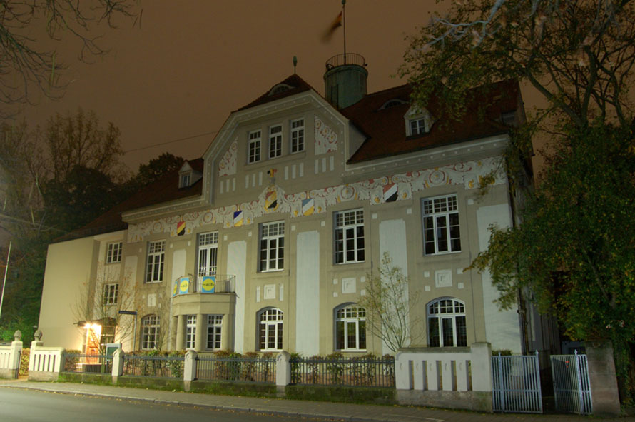 Germanenhaus bei Nacht