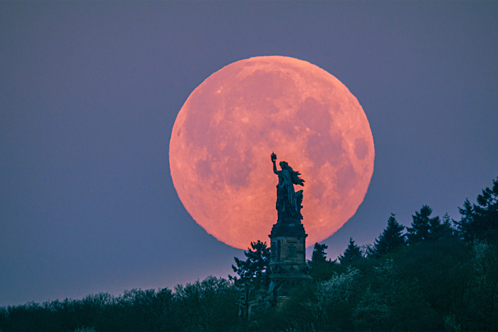 Germania mit Supermond