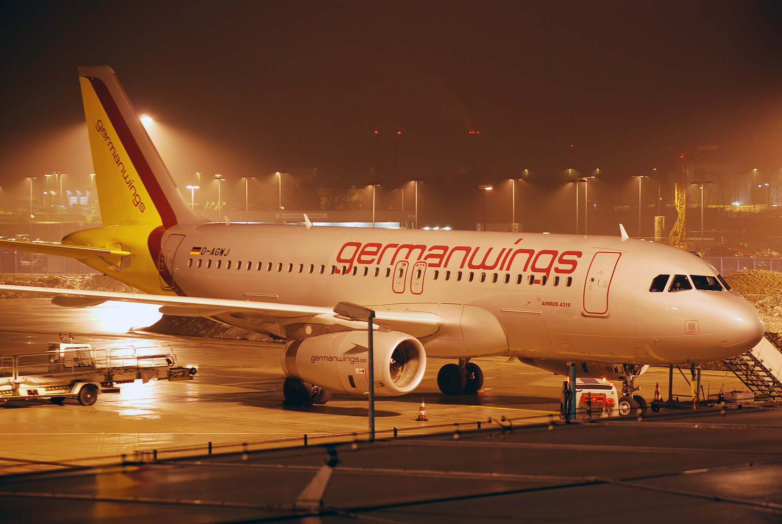 Germanwings bei Nacht am Flughaafen Köln-Bonn