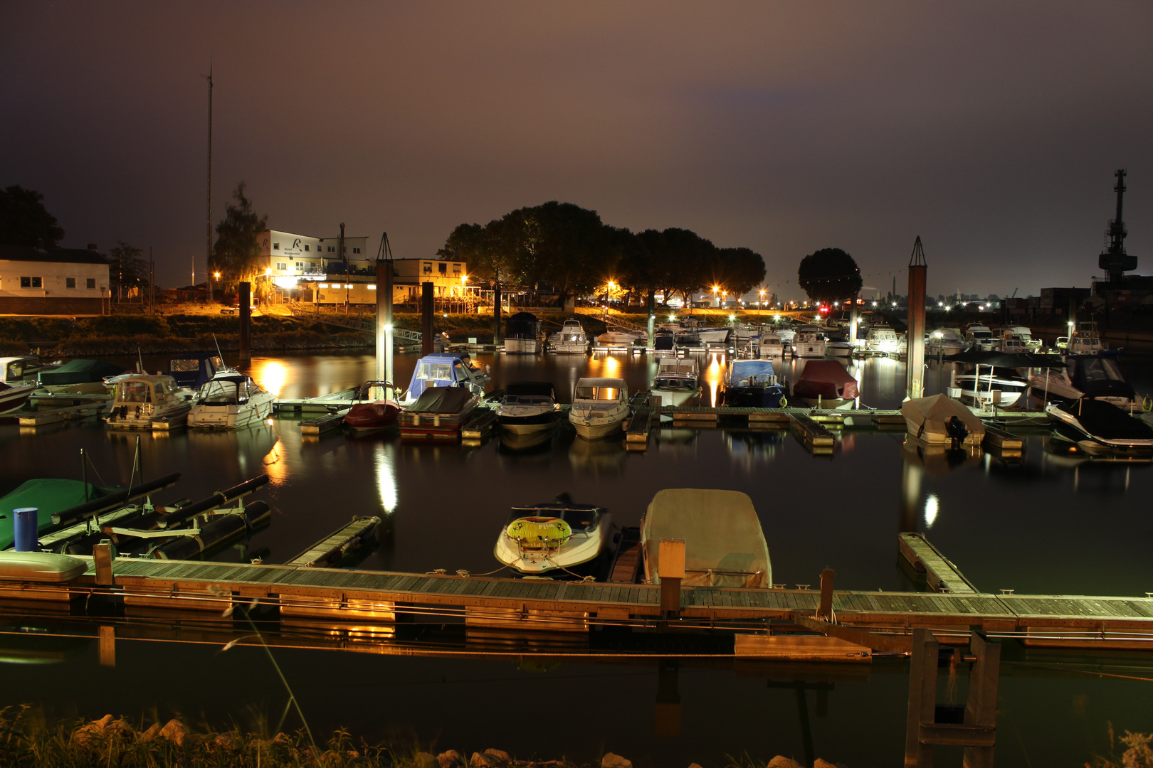 Gernsheimer Hafen bei Nacht