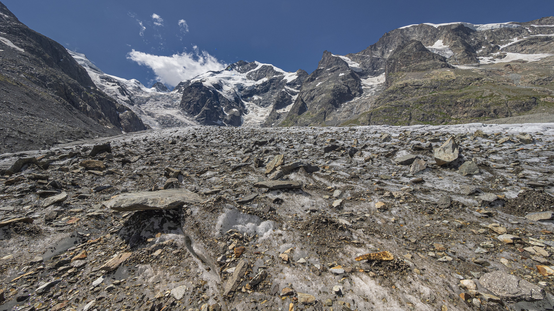 Geröll auf dem Morteratsch-Gletscher.