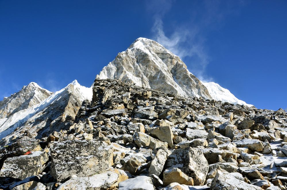 Geröllmassen am Gipfel des Kala Pattar und Blick zum Pumori (7161 m)