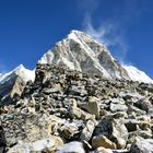 Geröllmassen am Gipfel des Kala Pattar und Blick zum Pumori (7161 m)