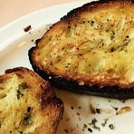 Geröstetes Brot , Olivenöl und Kräuter