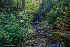 Gerolsauer Wasserfall eingerahmt vom Wald