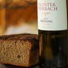 Gersterbrot eine norddeutsche Spezialität mit einem Wein aus dem Rheingau