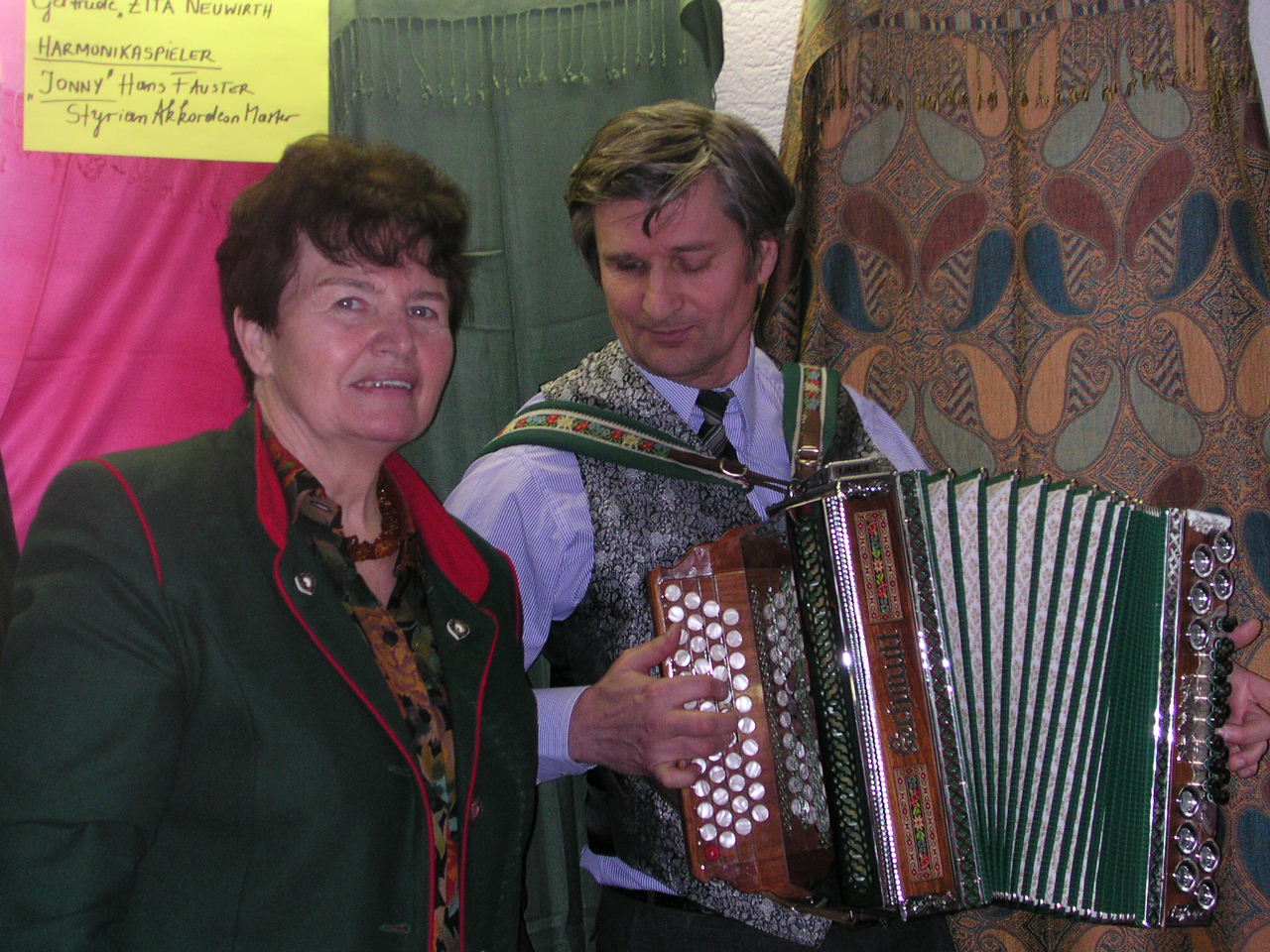 Gertrude jodelt und Johnny spielt die Steirische