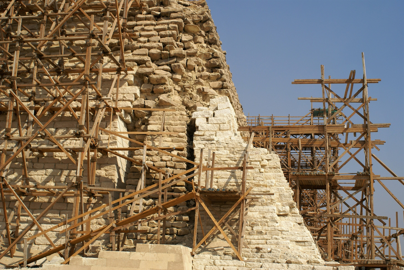 Gerüst an der Pyramide