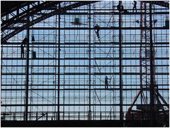 Gerüstakrobaten bei der Arbeit (Ffm Hbf)