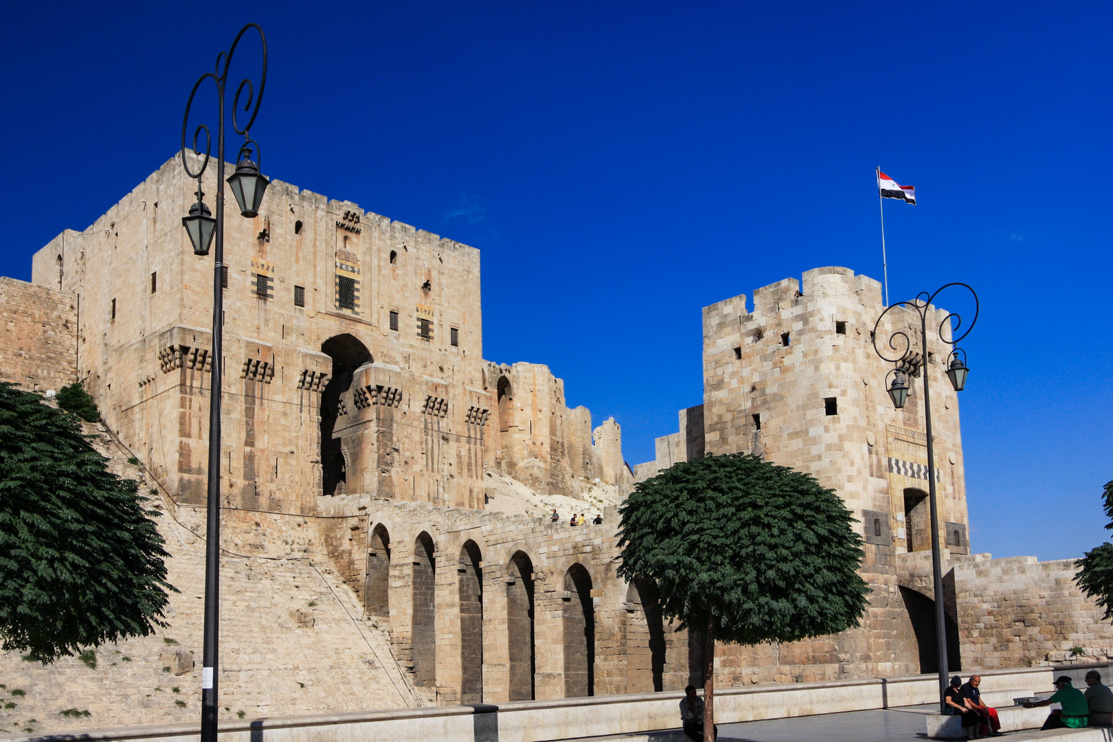 Gesamtansicht des Torbaus der Zitadelle von Aleppo