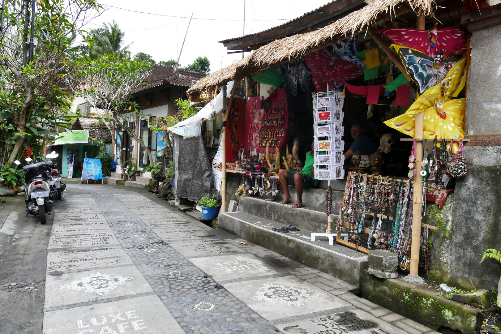 ...Geschäfte entlang der Jalan Kajeng...