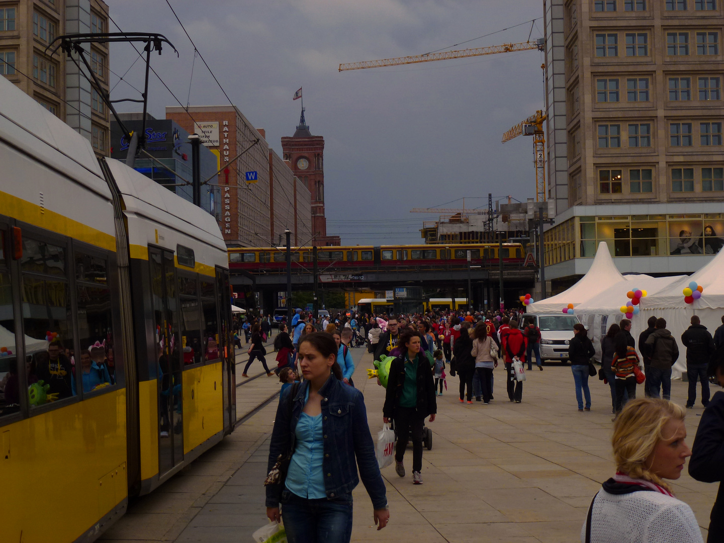 geschäftiges Leben auf dem Berliner Alexanderplatz