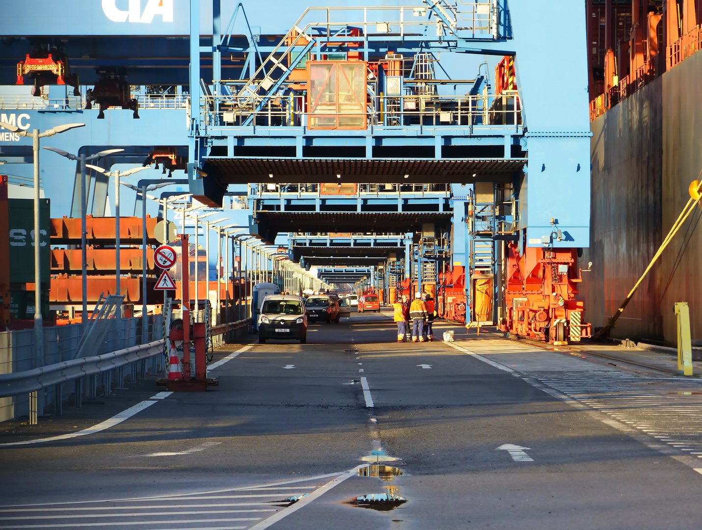 Geschäftiges Treiben am Container-Terminal