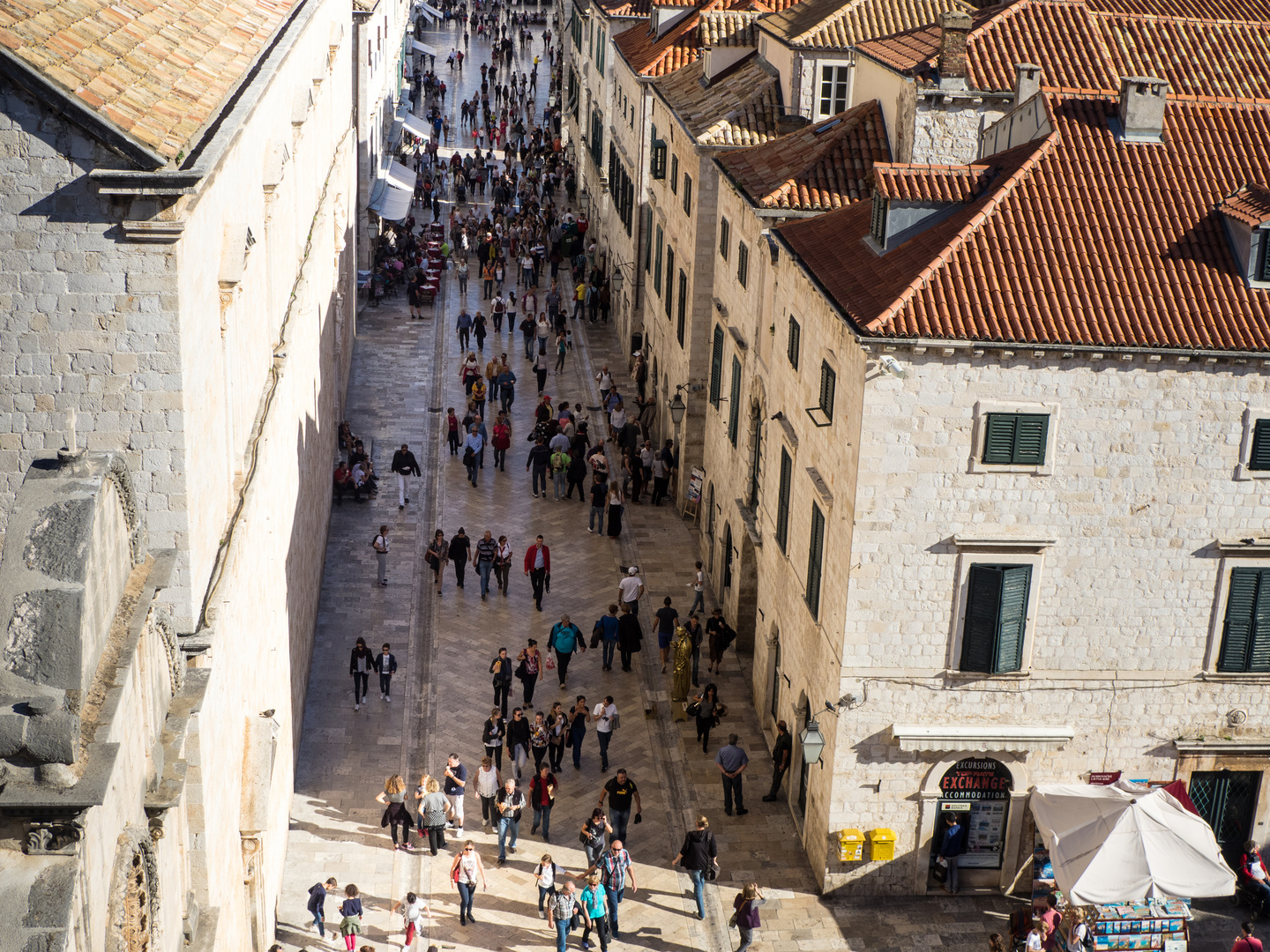 Geschäftiges Treiben im Stradun (Hauptstraße)