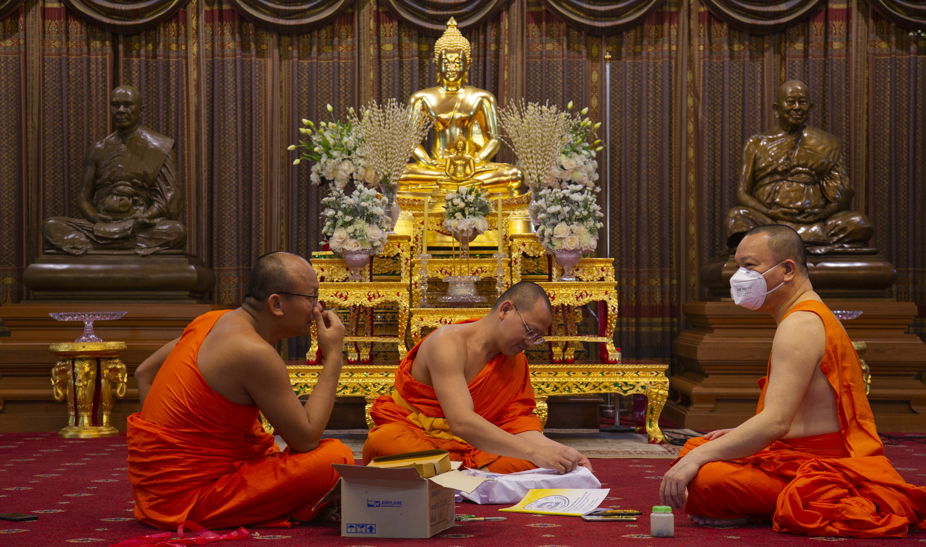 Geschäftliches vor Buddha