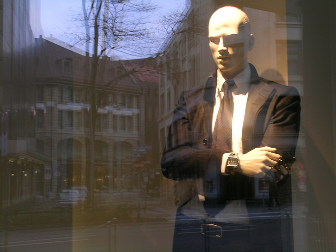 Geschäftsmann im Schaufenster