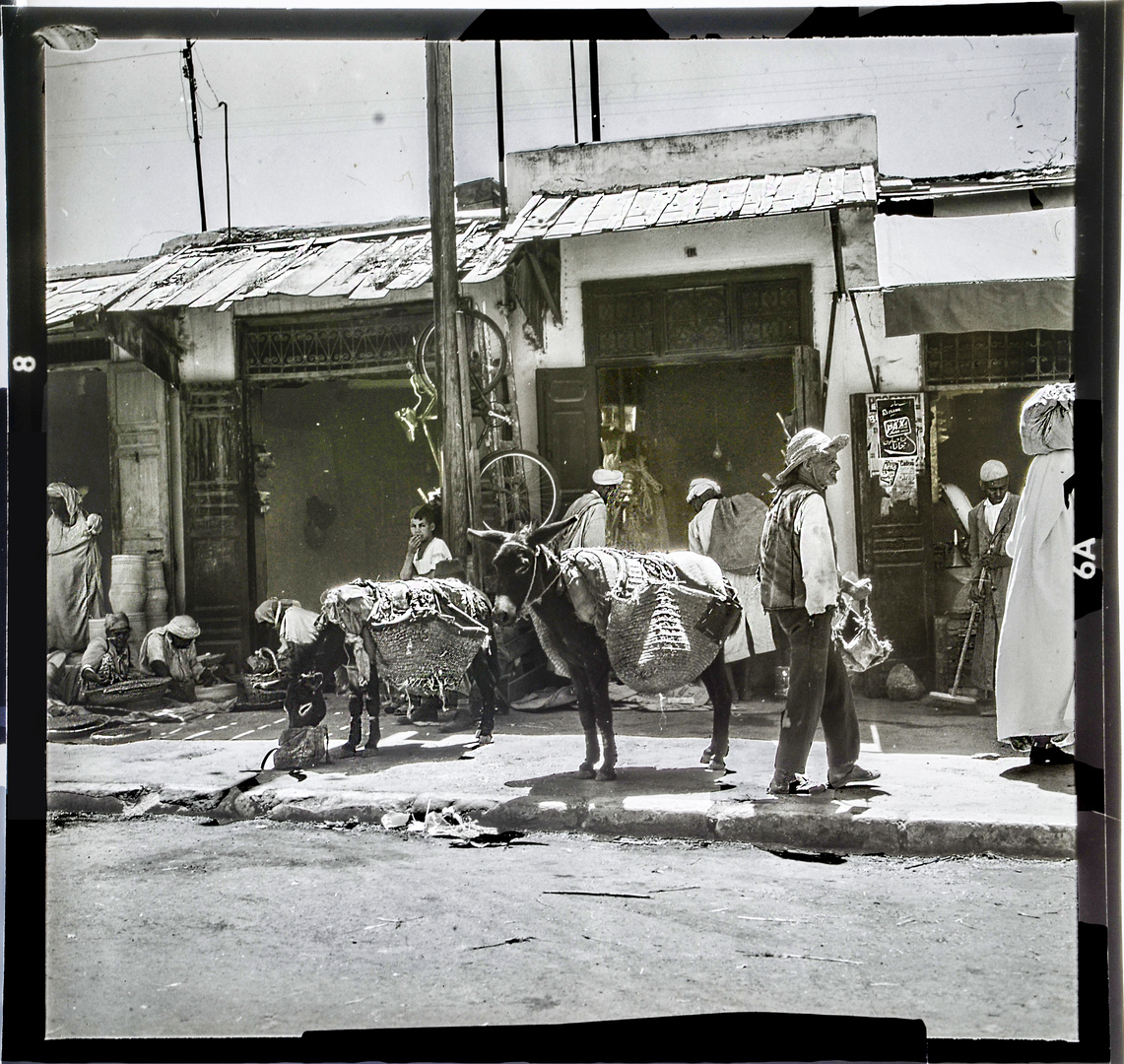 GESCHÄFTSSTRASSE IN FES, MAROKKO 1965