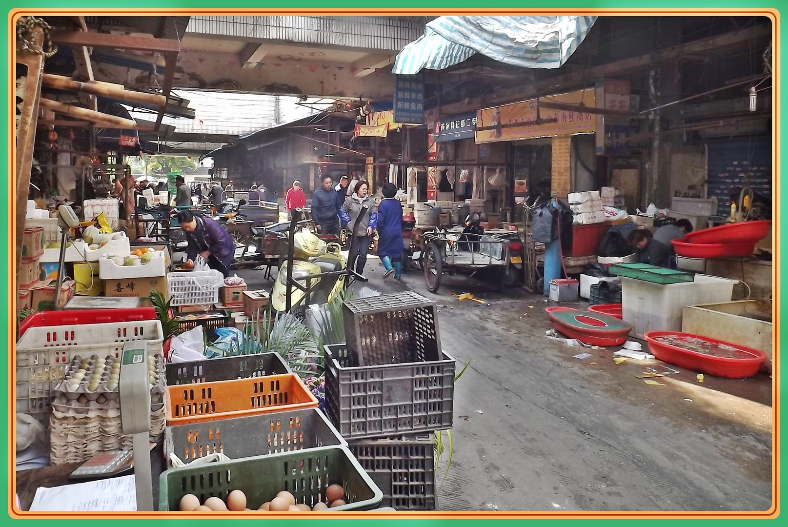 Geschaeftsstrassen in Su Zhou , unweit des schoenen Pan Men Parkes ;