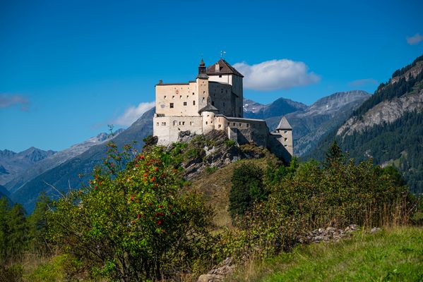 Geschichte auf steilen Felsen – Schloss Tarasp