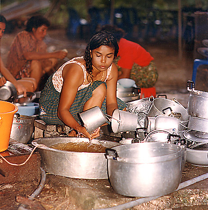 geschirrspülen im dschungel von süd-thailand