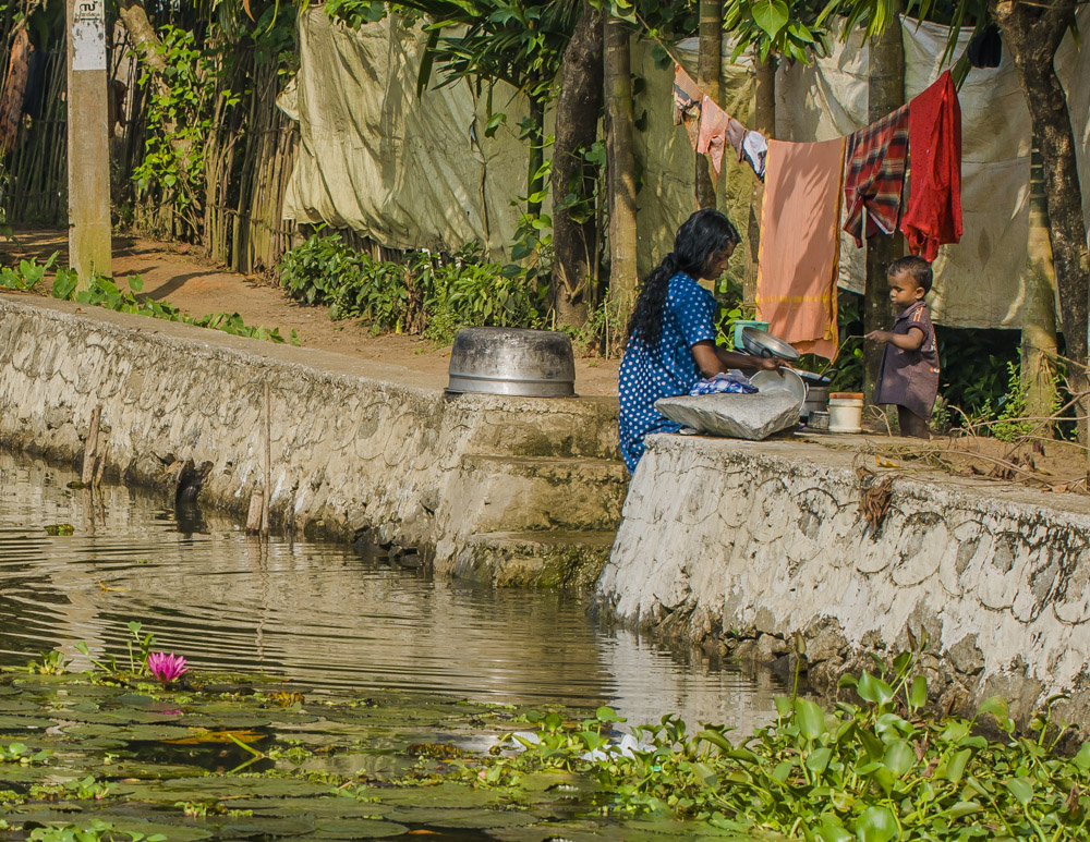 Geschirrwäsche an den Backwaters