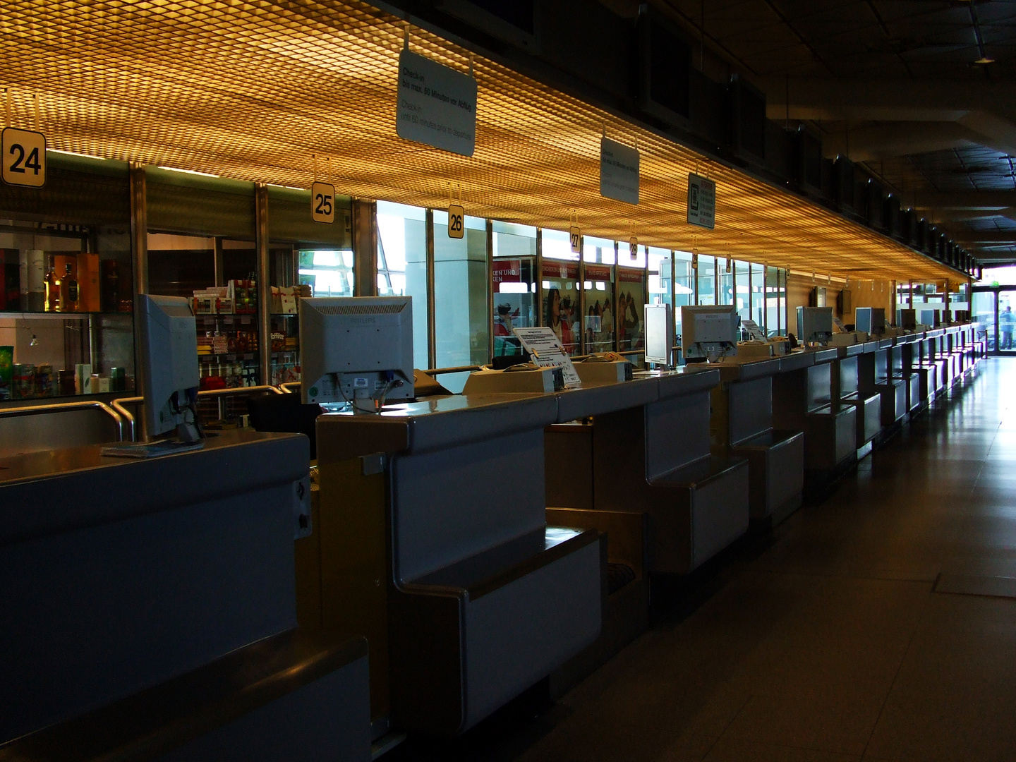 Geschlossene Schalter im Terminal B des Flughafens Berlin-Tegel