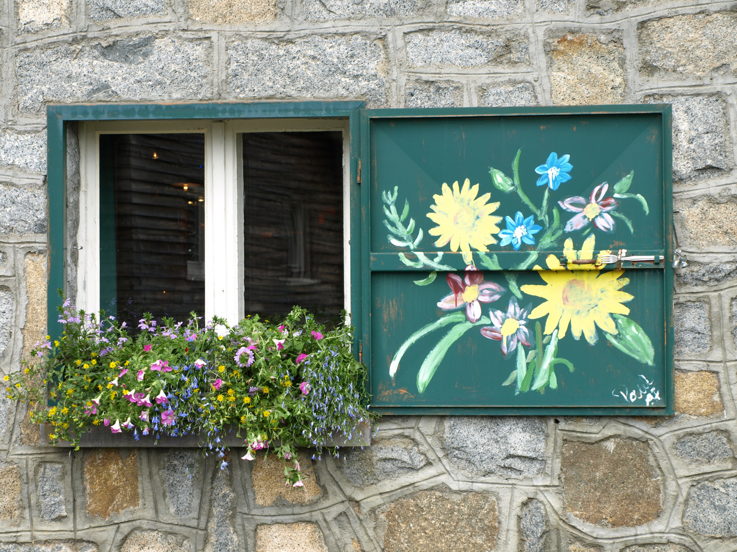 Geschmackvoll gestaltetes Fenster