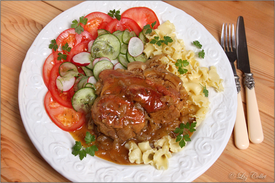 Geschmorte Schweineschulter mit Salat und Nudeln