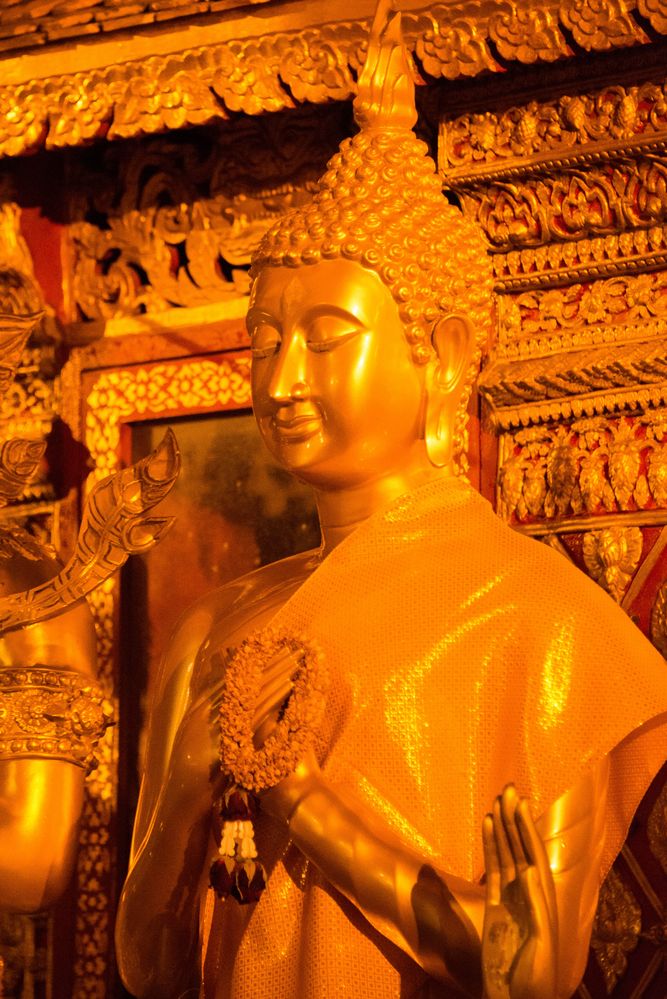 geschmückte Buddha Statue