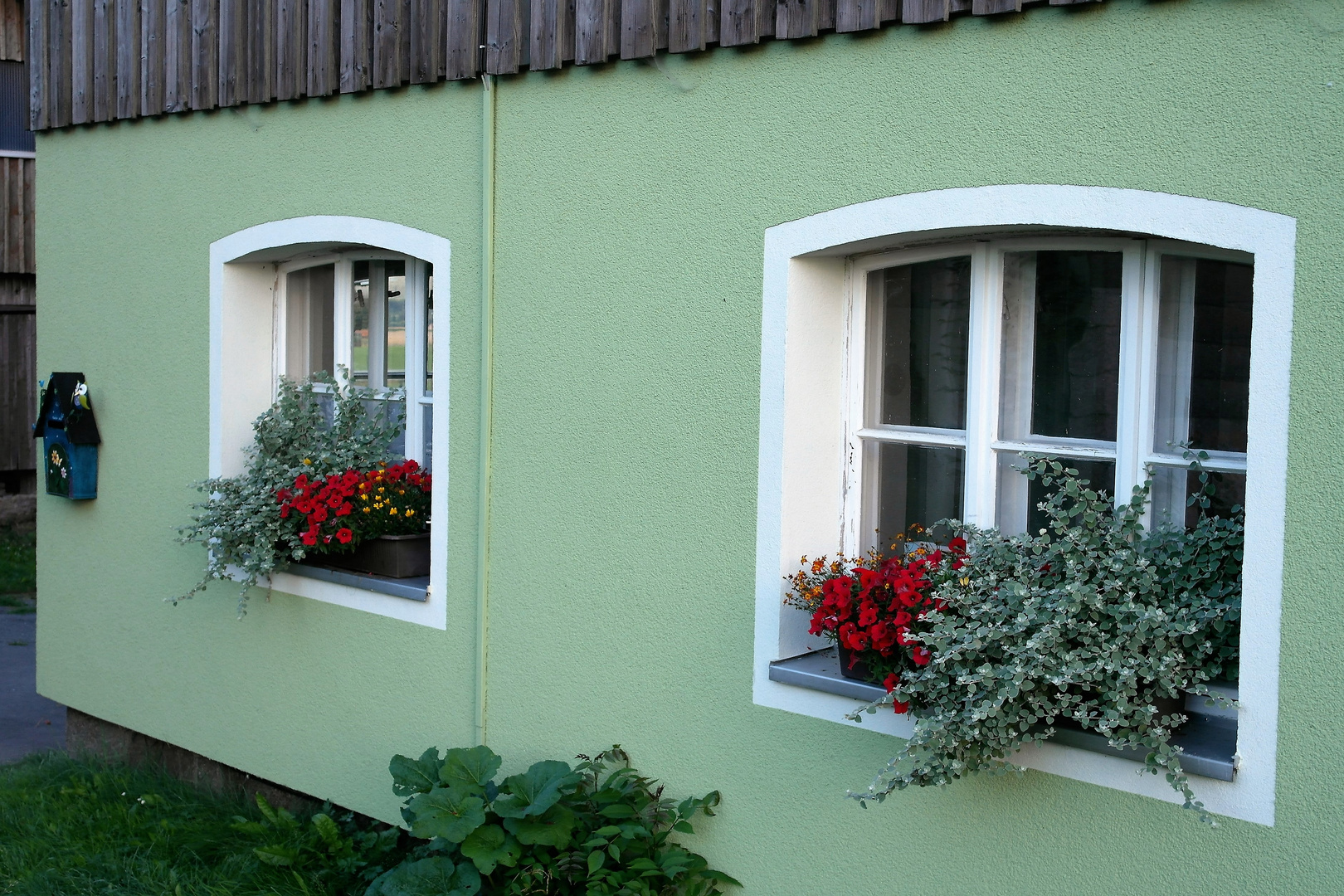 Geschmückte ehemalige Bürofenster