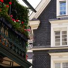 Geschmückter Balkon in der engen Gasse von Langenberg / Rheinland.