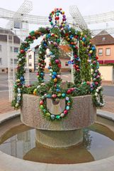 Geschmückter Brunnen