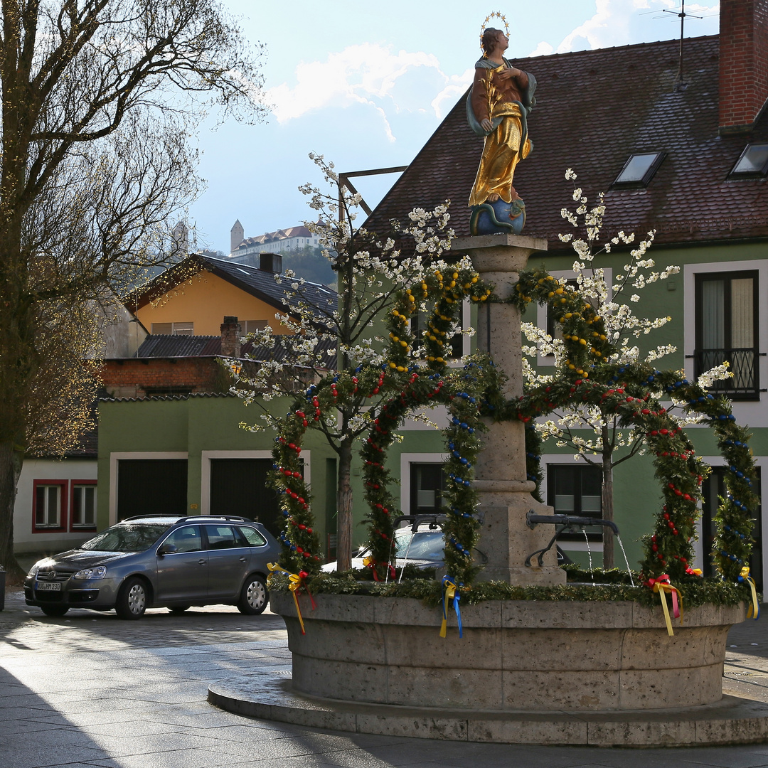 Geschmückter Brunnen in Beilngries (2017_04_18_EOS 6D_4533_ji)