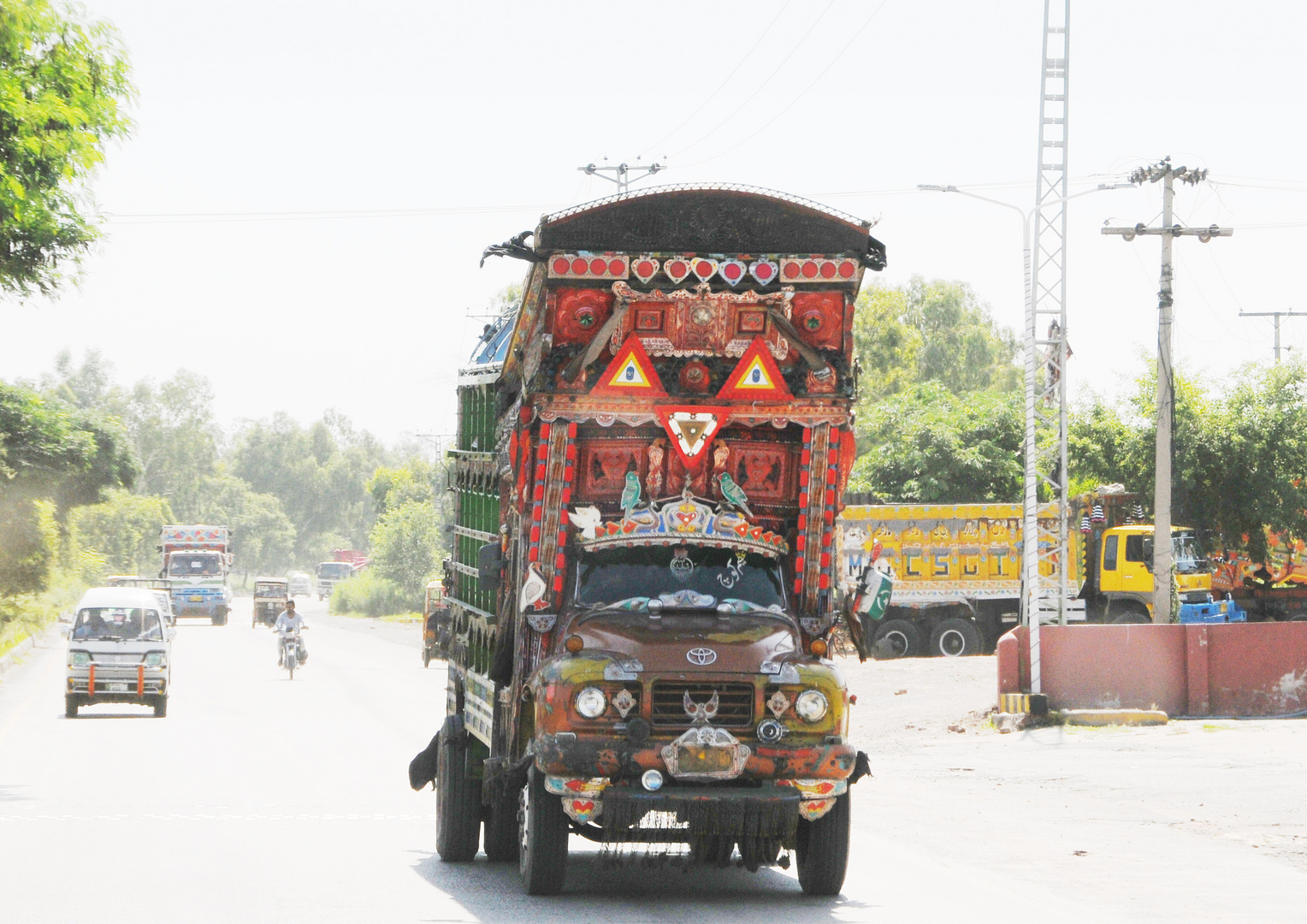 Geschmückter Lastwagen in Pakistan