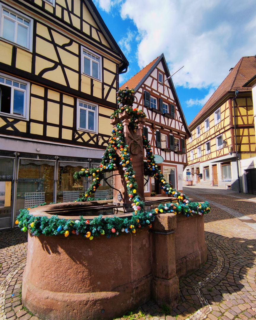 Geschmückter Osterbrunnen in der Altstadt in Gernsbach