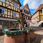 Geschmückter Osterbrunnen in der Altstadt in Gernsbach