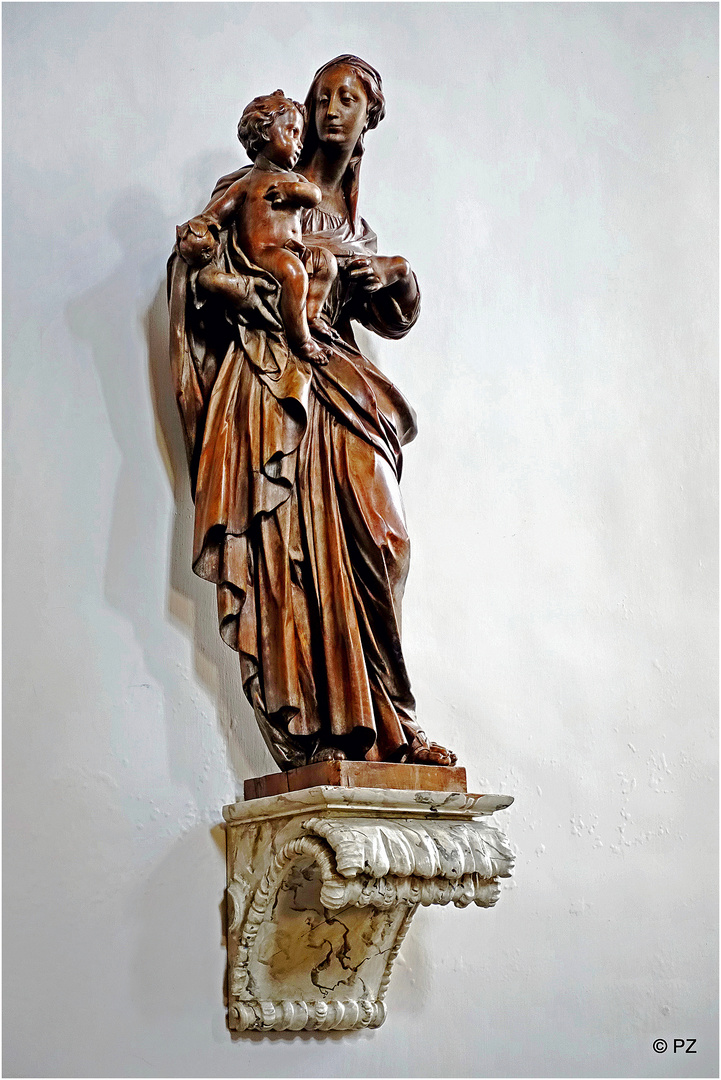 Geschnitzte Madonnenfigur in der Schlosskapelle Dyck …
